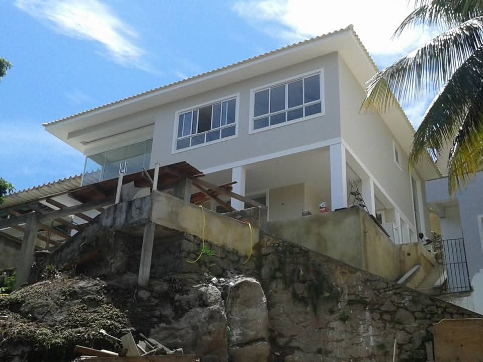 Residência com vista de morro concluída pela AJR Construções e Reformas
